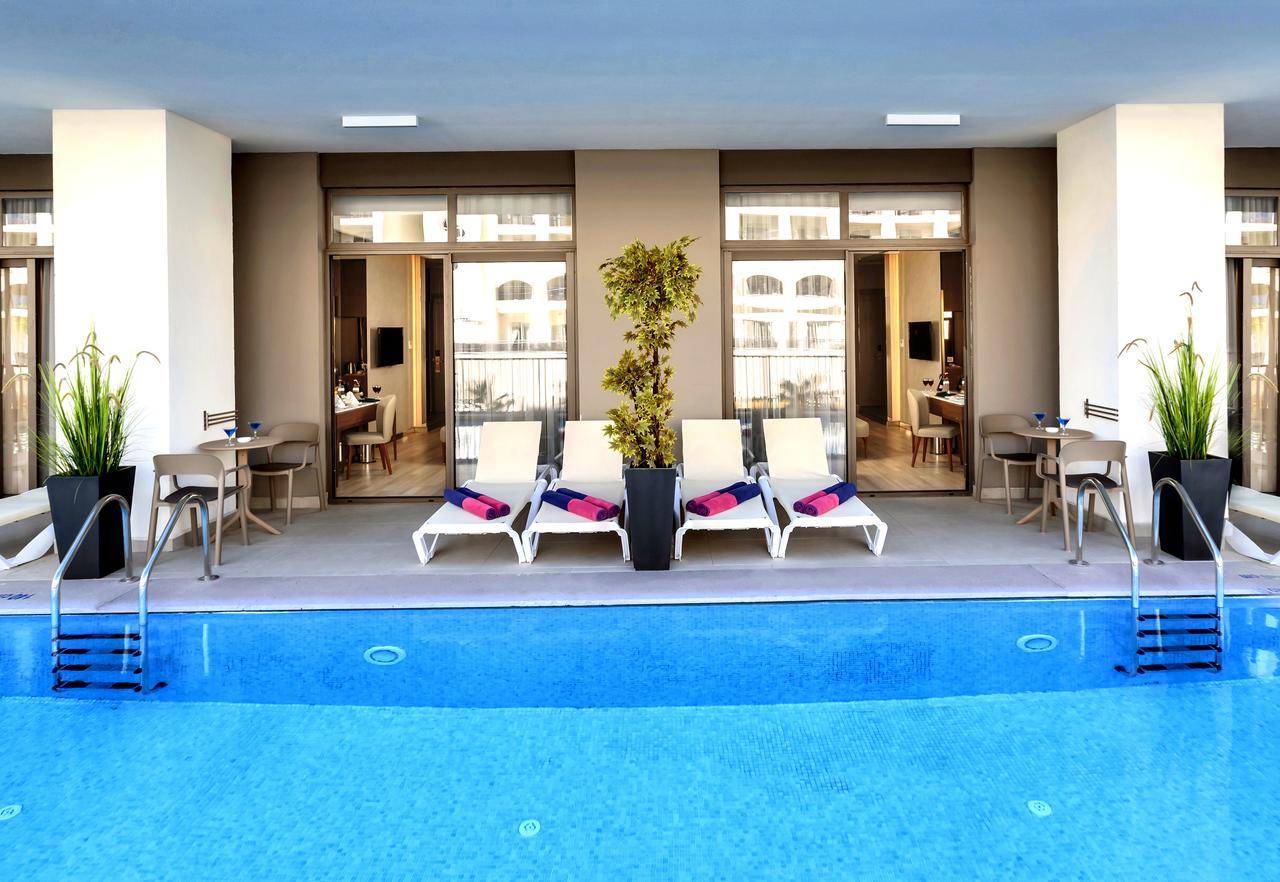 Deluxe Swim-Up Room